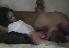 เธอถือของเขาและมีส่วนร่วมในจิ๋ม ดู วีดีโอ โปั